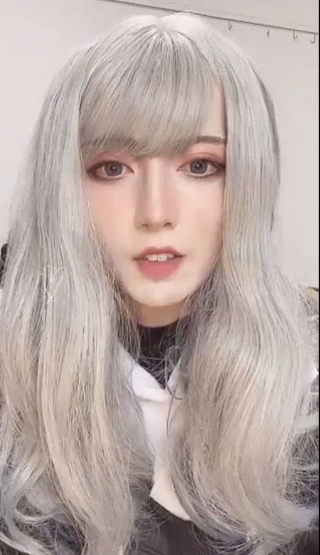 Rei Dunois piawai mengaplikasikan makeup sehingga penampilan aslinya sebagai pria tak terlihat di berbagai fotonya yang diunggah di media sosial. Foto: Dok. Instagram Rei Dunois