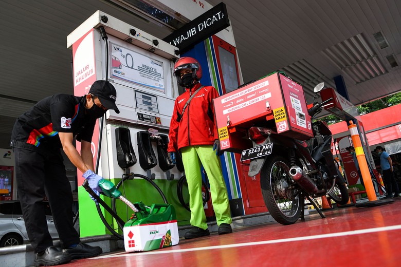 JASA LAYANAN ANTAR BBM KE RUMAH Petugas mengisi bahan bakar minyak (BBM) jenis solar ke dalam jeriken untuk layanan pesan antar BBM Pertamina di SPBU Pertamina MT Haryono, Jakarta, Rabu (25/3/2020). Jasa layanan pesan antar Pertamina call center 135 untuk BBM atau LPG tersebut sebagai bentuk upaya mendukung program pemerintah agar warga bekerja dari rumah guna menekan penyebaran pandemi virus corona atau COVID-19. ANTARA FOTO/M Risyal Hidayat/aww.