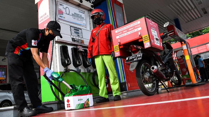 JASA LAYANAN ANTAR BBM KE RUMAH Petugas mengisi bahan bakar minyak (BBM) jenis solar ke dalam jeriken untuk layanan pesan antar BBM Pertamina di SPBU Pertamina MT Haryono, Jakarta, Rabu (25/3/2020). Jasa layanan pesan antar Pertamina call center 135 untuk BBM atau LPG tersebut sebagai bentuk upaya mendukung program pemerintah agar warga bekerja dari rumah guna menekan penyebaran pandemi virus corona atau COVID-19. ANTARA FOTO/M Risyal Hidayat/aww.