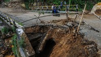 Jalan amblas tersebut diakibatkan hujan lebat yang terjadi pada Rabu (25/3) sore, yang menyebabkan sungai Ciberang meluap dan tanah bergerak.