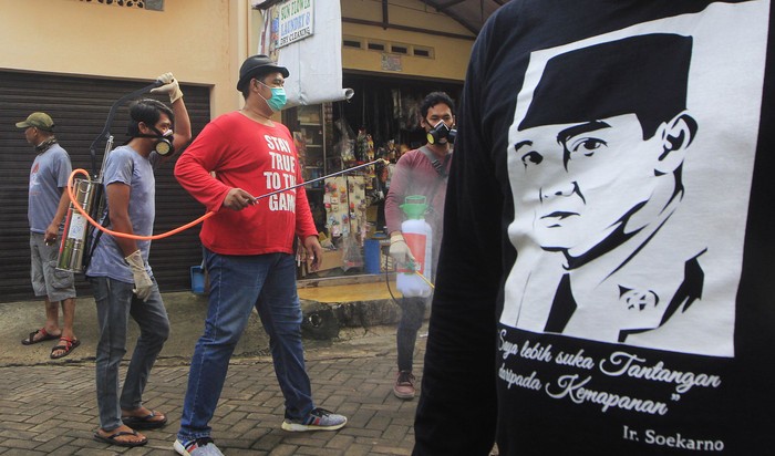 Sosialisasi physical distancing demi menghalau Corona dilakukan di kawasan Kelapa Indah, Tangerang Banten.