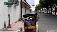 Jalan Pasar Kembang juga terlihat sepi. Hanya terlihat beberapa becak yang mangkal di jalan tersebut.
