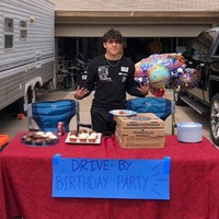 Di media sosial, orang-orang yang bertambah usia di tengah wabah Corona mengunggah pesta ulang tahun versi mereka yang tetap mengedepankan keamanan dan social distancing. Misalnya dengan pesta drive by. Foto: Reddit PaulyPickles