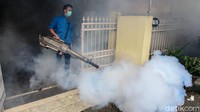 Petugas melakukan pengasapan atau fogging untuk membunuh nyamuk penyebab demam berdarah di Pondok Karya, Tangerang Selatan, Banten
