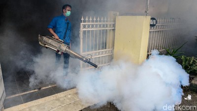 Cegah DBD Warga Pondok Karya Lakukan Fogging