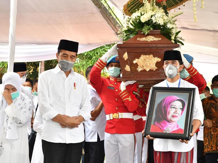 Suasana haru tampak dalam prosesi pemakaman Almarhumah Ibunda Presiden RI Joko Widodo, 
Sudjiatmi Notomiharjo di kawasan Kampung Sumber, Kec Banjarsari, Surakarta, Kamis (26/3/2020).