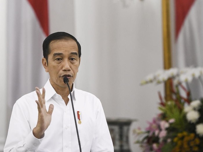 Presiden Joko Widodo merapikan masker yang digunakannya saat meninjau Rumah Sakit Darurat Penanganan COVID-19 Wisma Atlet Kemayoran, Jakarta, Senin (23/3/2020). Presiden Joko Widodo memastikan Rumah Sakit Darurat Penanganan COVID-19 Wisma Atlet Kemayoran siap digunakan untuk menangani 3.000 pasien. ANTARA FOTO/Hafidz Mubarak A/Pool/aww.