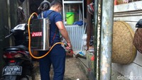 Kegiatan penyemprotan disinfektan mandiri swadaya warga RT. 005/012 dan RT. 004/012 kelurahan menteng dalam Jakarta Selatan,  sebagai bentuk antisipasi menyebarnya virus COVID-19.