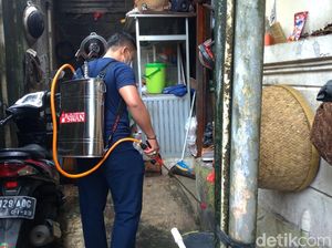 Warga Menteng Dalam Semprotkan Disinfektan Secara Mandiri