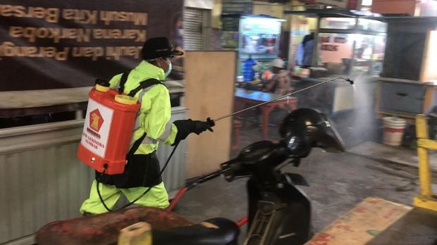 Gandeng Relawan, Gerindra Sumbar Semprot Disinfektan Sejumlah Titik di Padang