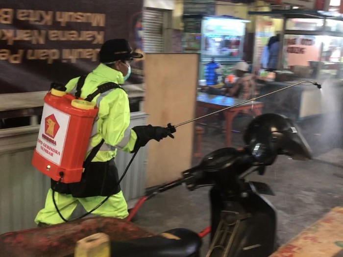 Gerindra Sumbar semprot disinfektan bersama relawan/Istimewa