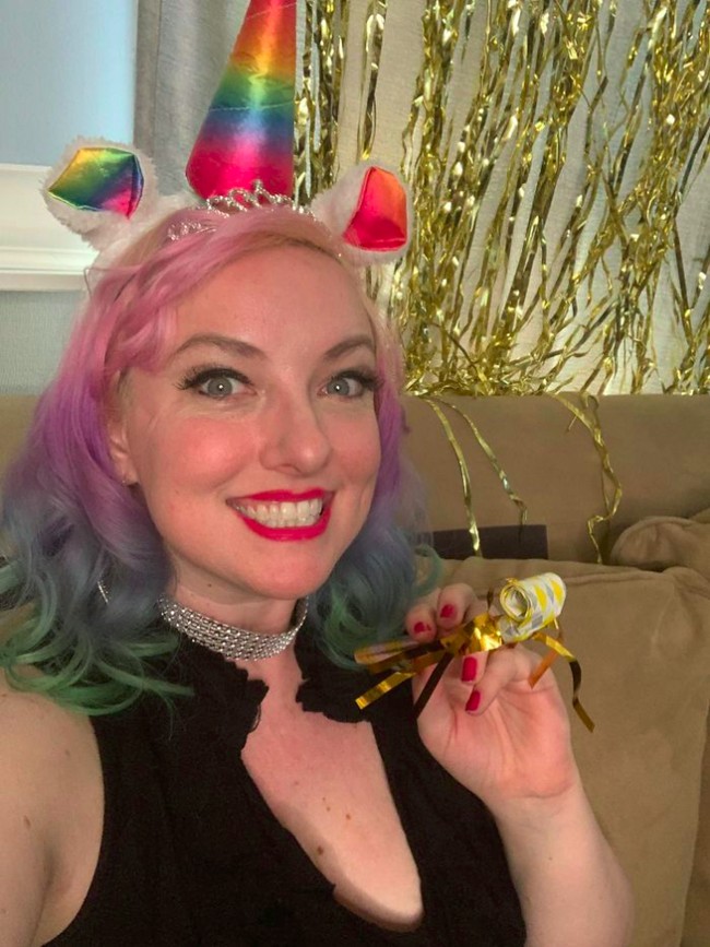 Meski tak ada orang yang datang, merayakan pesta ulang tahun sendiri di tengah pandemi virus Covid-19 juga tidak masalah. Foto: Reddit sunmellie