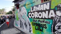 Mural yang bergambar manusia bermasker menjadi pesan perlawan terhadap wabah Covid-19.
