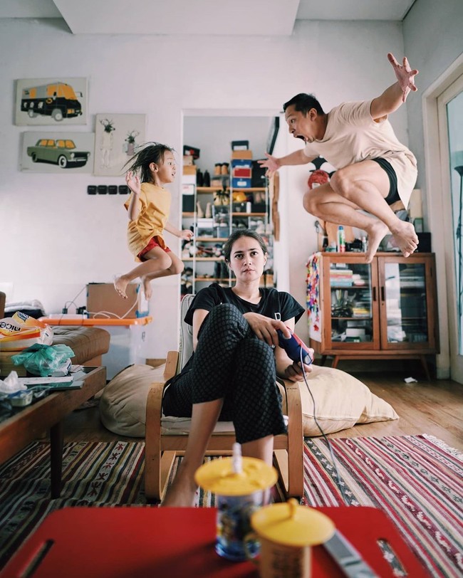 Keluarga Ringgo Agus Rahman menghabiskan waktu #dirumahaja dengan main game. Ringgo pun menuliskan caption lucu di foto yang memperlihatkan istrinya, Sabai Dieter, tengah main game ini. Bojo yg terlihat gigih penuh perjuangan melawan rantai penyebaran virus... dari hari pertama #dirumahaja bojo berjuang main game bangun rs macam the sims, level demi level yg makin susah dia lewati... perjuangan yg membuat saya kagum…, tulis Ringgo di akun Instagramnya. Foto: Instagram