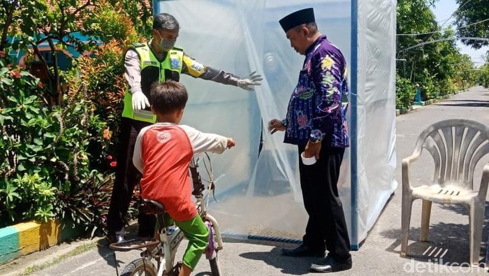 Desa Ini Pasang Bilik Sterilisasi di Pintu Masuk Desa