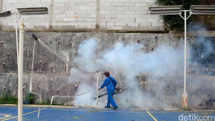 voging cegah dbd Petugas melakukan pengasapan atau fogging untuk membunuh nyamuk penyebab
demam berdarah di Pondok Karya, Tangerang Selatan, Banten, Kamis (26/3/2020).
Pengasapan ini dikarenakan demam berdarah masih menjadi
salah satu penyakit yang berbahaya dan menyebabkan kematian yang tinggi.