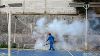 Petugas melakukan pengasapan atau fogging untuk membunuh nyamuk penyebab demam berdarah di Pondok Karya, Tangerang Selatan, Banten, Kamis (26/3/2020). 