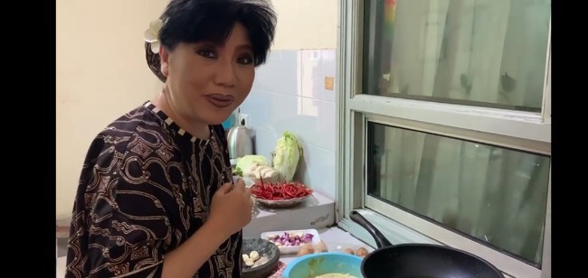 Mereka terancam kehilangan pekerjaan lantaran wabah virus Corona di Tanah Air membuat penjualan kebaya Anne menurun drastis. Penurunannya sampai 70 persen, kata desainer langganan selebriti Indonesia dan pejabat itu. (Foto: instagram Anne Avantie)