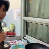 Mereka terancam kehilangan pekerjaan lantaran wabah virus Corona di Tanah Air membuat penjualan kebaya Anne menurun drastis. Penurunannya sampai 70 persen, kata desainer langganan selebriti Indonesia dan pejabat itu. (Foto: instagram Anne Avantie)