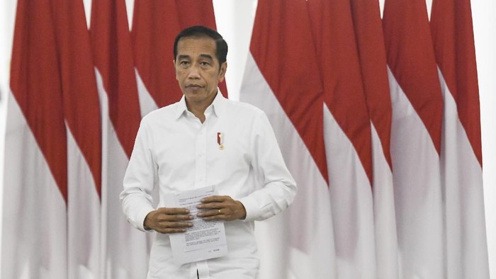 Presiden Joko Widodo merapikan masker yang digunakannya saat meninjau Rumah Sakit Darurat Penanganan COVID-19 Wisma Atlet Kemayoran, Jakarta, Senin (23/3/2020). Presiden Joko Widodo memastikan Rumah Sakit Darurat Penanganan COVID-19 Wisma Atlet Kemayoran siap digunakan untuk menangani 3.000 pasien. ANTARA FOTO/Hafidz Mubarak A/Pool/aww.