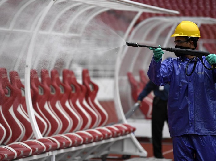 Petugas menyemprotkan cairan disinfektan di Kompleks Stadion Utama Gelora Bung Karno (SUGBK), Senayan, Jakarta, Kamis (26/3/2020).Penyemprotan disinfektan tersebut untuk mencegah penyebaran virus corona (COVID-19) di area tersebut. ANTARA FOTO/Puspa Perwitasari/ama.