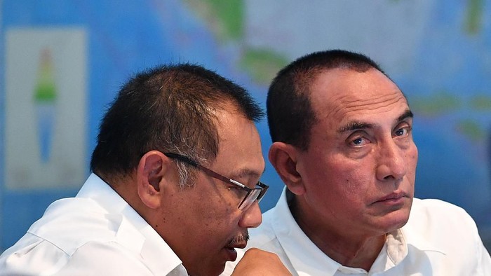 Gubernur Sumatera Utara Edy Rahmayadi (kanan) berbincang dengan Plt Wali Kota Medan Akhyar Nasution sebelum rapat terbatas di Kantor Presiden, Jakarta, Rabu (11/3/2020). Rapat yang dipimpin Presiden Joko Widodo tersebut membahas percepatan penyelesaian permasalahan pertanahan Sumatera Utara. ANTARA FOTO/Sigid Kurniawan/ama.