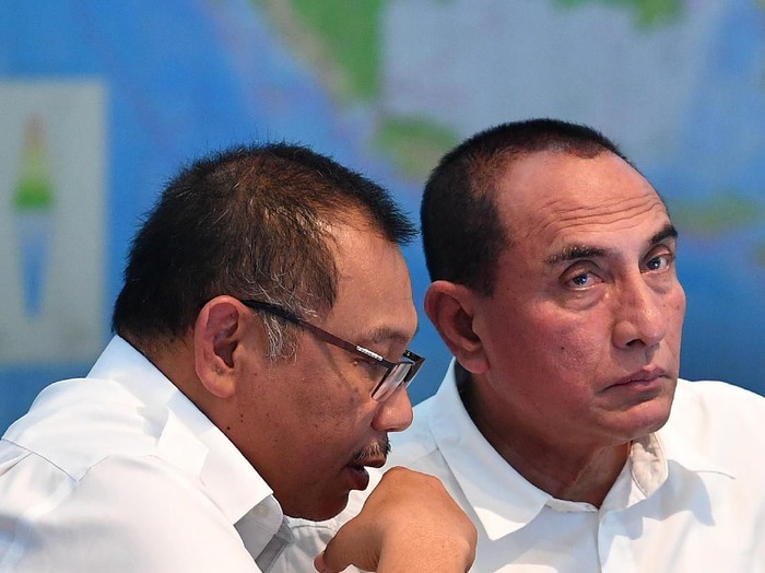 Gubernur Sumatera Utara Edy Rahmayadi (kanan) berbincang dengan Plt Wali Kota Medan Akhyar Nasution sebelum rapat terbatas di Kantor Presiden, Jakarta, Rabu (11/3/2020). Rapat yang dipimpin Presiden Joko Widodo tersebut membahas percepatan penyelesaian permasalahan pertanahan Sumatera Utara. ANTARA FOTO/Sigid Kurniawan/ama.