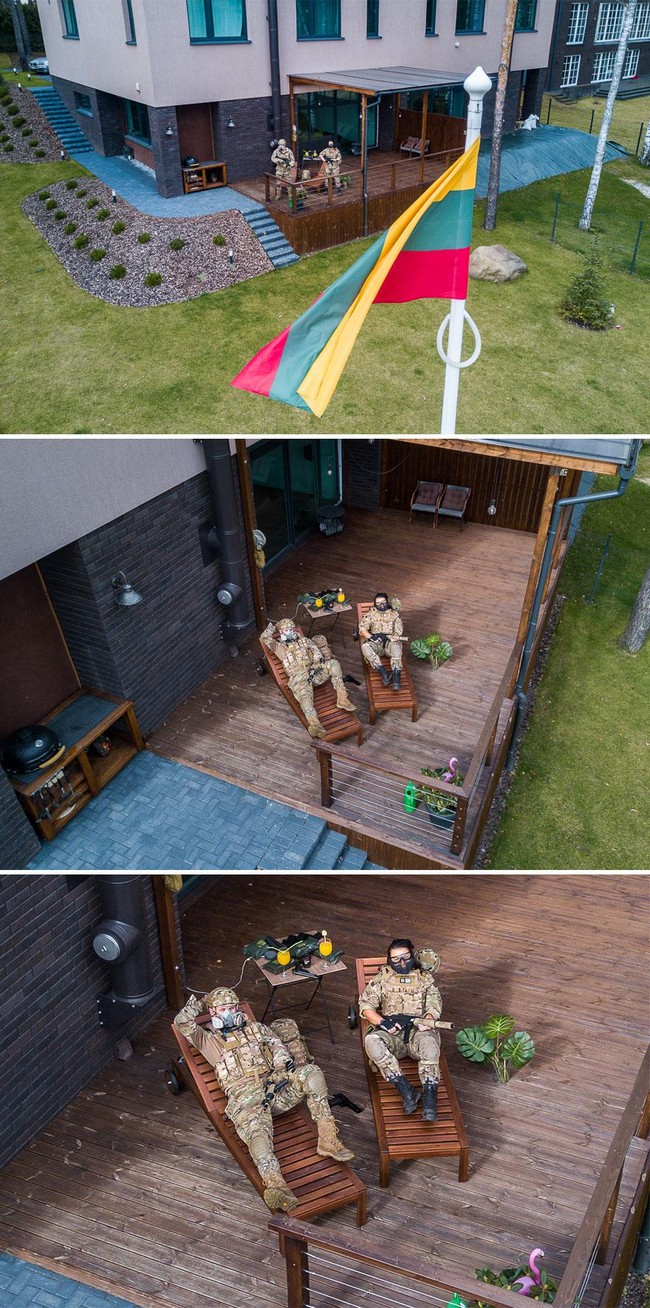 Kamu juga tetap bisa menggunakan kostum saat melakukan isolasi di rumah, seperti kedua orang ini. Entah keduanya memang bekerja sebagai tentara atau bukan, yang jelas kegiatan ini terlihat cukup mengasyikkan. Bagaimana menurutmu? (Foto: dok. Boredpanda/ adasvasiliauskas)