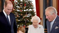 Natal tahun lalu, Pangeran Charles dan seluruh keluarga kerajaan berpartisipasi membuat fruit cake untuk sajian Natal. Beginilah keseruan mereka saat melihat anak dari Pangeran William mengaduk adonan. Foto: Istimewa