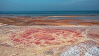 Tak hanya merah, pulau Hormuz juga punya tanah yang berwarna-warni. (Getty Images/iStockphoto/Grigorev_Vladimir)