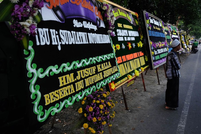 Rombongan Presiden Joko Widodo membawa jenazah Almarhum Ibu Sujiatmi Notomiharjo dengan mobil ambulan di Rumah Sakit Tentara Slamet Riyadi, Solo, Jawa Tengah, Rabu (25/3/2020). Ibu Presiden Joko Widodo, Sujiatmi Notomiharjo meninggal dunia di Solo pada Rabu, 25 Maret 2020 pukul 16:45 WIB. ANTARA FOTO/Mohammad Ayudha/foc.