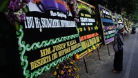  Wakil Presiden RI ke-10 dan ke-12 Jusuf Kalla (JK) juga mengirimkan karangan bunga duku cita untuk ibunda Jokowi, Sudjiatmi Notomihardjo. Antara Foto/Maulana Surya.