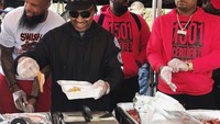 Momen dirinya saat berkumpul dengan temannya itu kebanyakan dalam rangka makan bersama. Seperti yang tampak pada foto ini di mana Slim Thug terngah bersiap mengambil makanan yang disajikan prasmanan. Foto: Instagram @slimthug