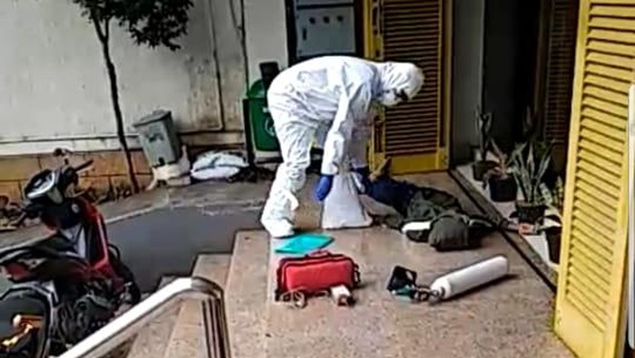 Viral WNA Dievakuasi oleh Petugas Pakai APD di Jaksel