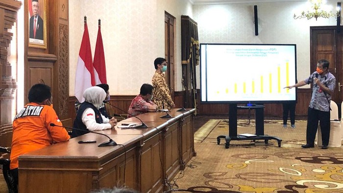 Gubernur Jawa Timur Khofifah jumpa pers di grahadi