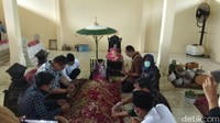 Media tidak mendapatkan akses untuk menyaksikan pemakaman ibunda Jokowi.