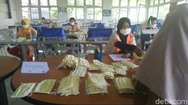 Unnes Produksi Hand Sanitizer dan Masker