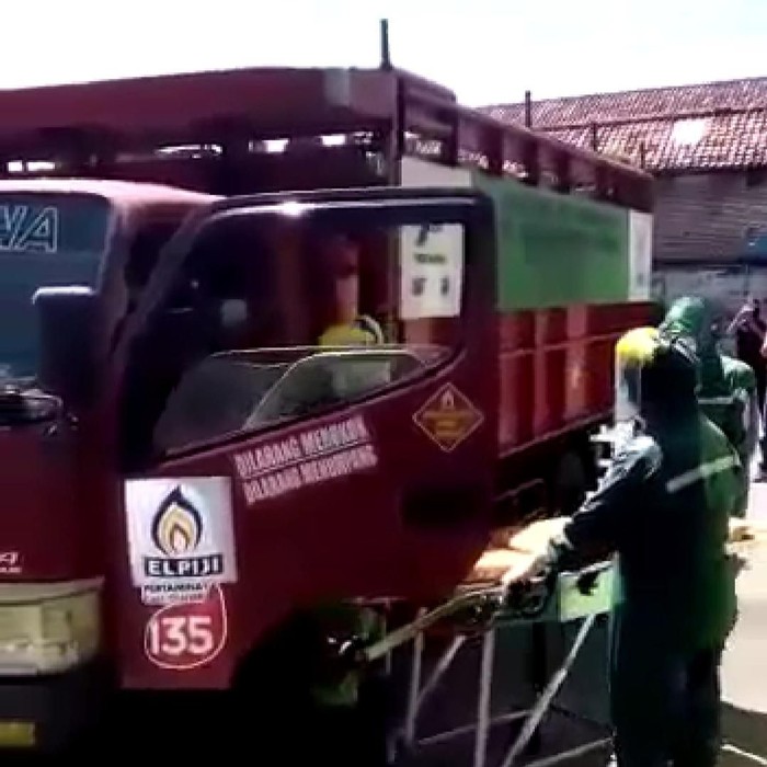 Video evakuasi seseorang dari truk pengangkut elpiji beredar melalui aplikasi percakapan WhatsApp. Yang menarik perhatian, petugas yang mengevakuasi mengenakan alat pelindung diri (APD) virus corona.