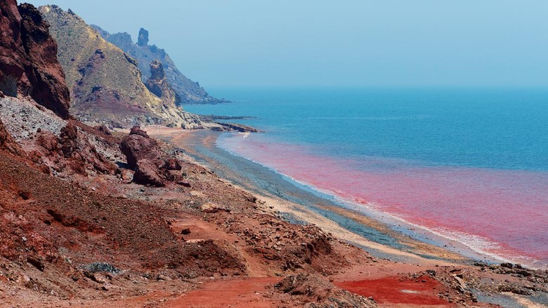 Pantai Merah di Pulau Hormuz Red coast on the Iranian island of Hormoz, Hormozgan Province, Southern Iran.
