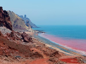 Pantai Unik Berwarna Merah Darah