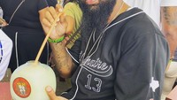 Dari sekian banyak momen kuliner, Slim Thug banyak berpose dengan berbagai jenis minuman segar. Seperti pada momen yang satu ini, Slim Thug dengan minuman dalam gelas berbentuk unik. Foto: Instagram @slimthug