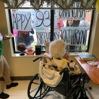 Keluarga dan teman dari wanita 95 tahun yang dikarantina ini memastikan jika ia tetap aman dan merasa dicintai. Foto: Reddit Facebook Westbury Medical Care and Rehab 