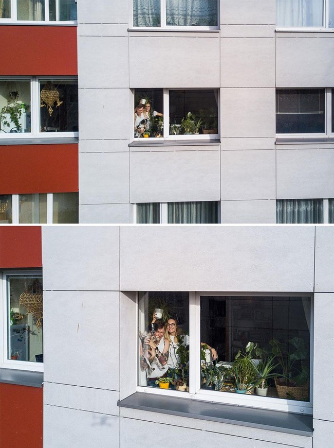 Tidak bisa berkebun di luar rumah maka berkebun di dalam rumahpun jadi. Lihat saja foto pasangan ini yang sedang asik berkebun bersama anjing peliharaannya. Kamu nggak mau coba? (Foto: dok. Boredpanda/ adasvasiliauskas)