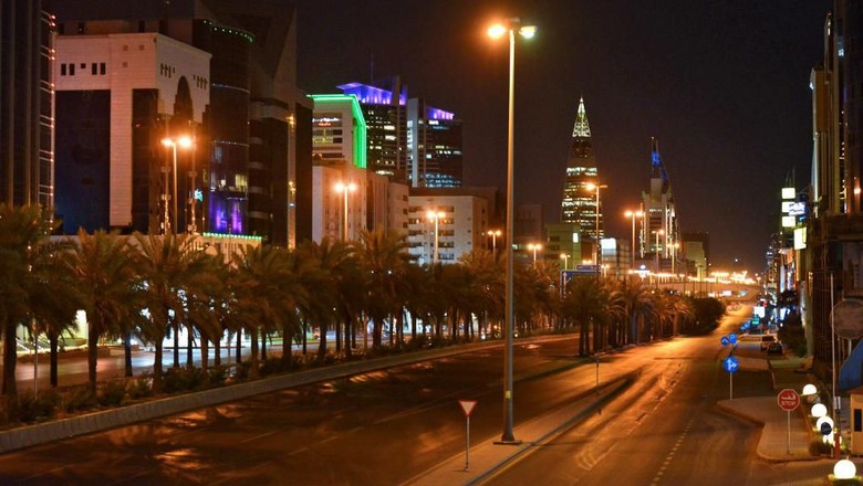 Situasi di jalanan King Fahd di Riyadh, Arab Saudi saat jam malam diberlakukan untuk membatasi penyebaran virus Corona A picture taken on March 23, 2020, shows the empty King Fahd road in the Saudi capital Riyadh after authorities imposed a curfew for 21 days to curb the spread of the COVID-19 coronavirus pandemic. (Photo by FAYEZ NURELDINE / AFP)