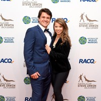 Kabar bahagia datang dari Bindi Irwin. Di tengah situasi yang tidak kondusif karena wabah virus corona, bintang TV Australia yang juga pecinta hewan itu bisa menikahi pujaan hatinya, Chandler Powell, Rabu (25/3/2020). Hari bahagia tersebut dilangsungkan di kebun binatang Australia Zoo sebelum negara tersebut Lockdown. (Foto: Getty Images)