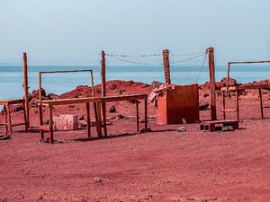 Video: Hujan Deras Picu Pulau Hormuz Berubah Jadi Merah Darah