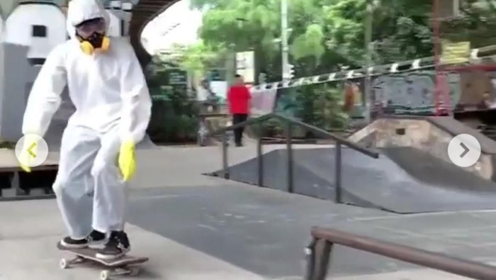Pemain Skateboard Pakai APD