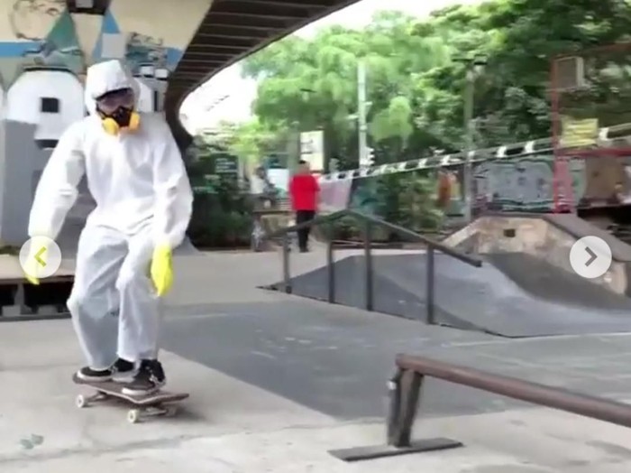 Pemain Skateboard Pakai APD