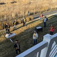 Jika tidak ada di antara Anda atau keluarga yang terinfeksi virus Corona atau sedang sakit, pesta ulang tahun mungkin tetap bisa diadakan dengan menjaga jarak seperti ini. Foto: Reddit BassMonster808