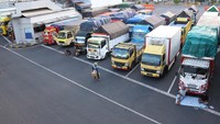 Truk bermuatan logistik keluar dari perahu secara tertib.  ANTARA FOTO/BUDI CANDRA SETYA